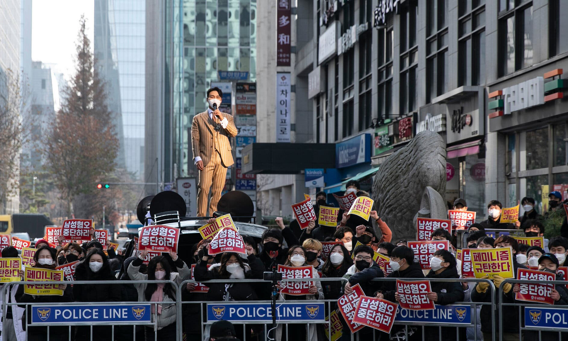 Пэ Ин Кю, глава антифеминистской группы «Мужская солидарность», в прошлом месяце возглавил марш в Сеуле. Фото: NY Times.
